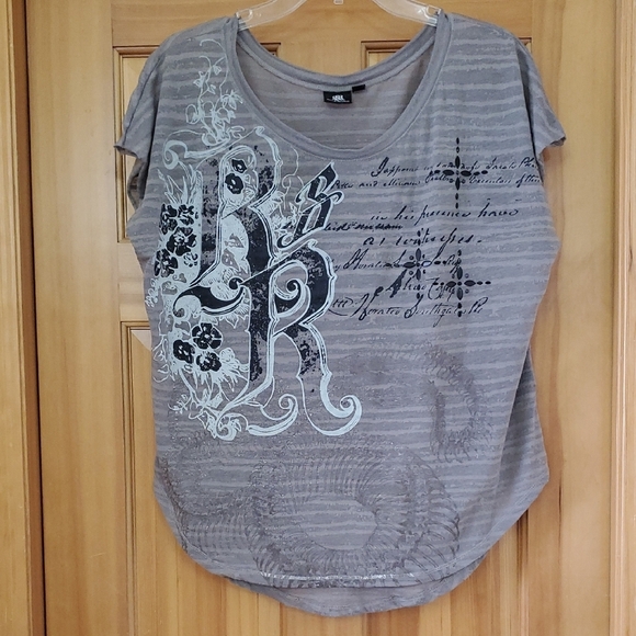 Rock & Republic Tops - Rock Republic Gray Graphic Print Women's Top